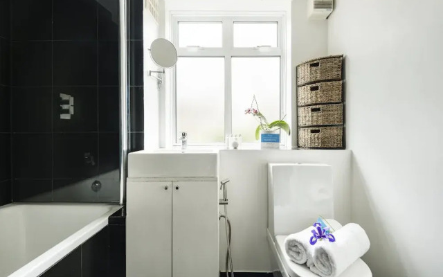 Bright and Spacious Philbeach Garden Apartment
