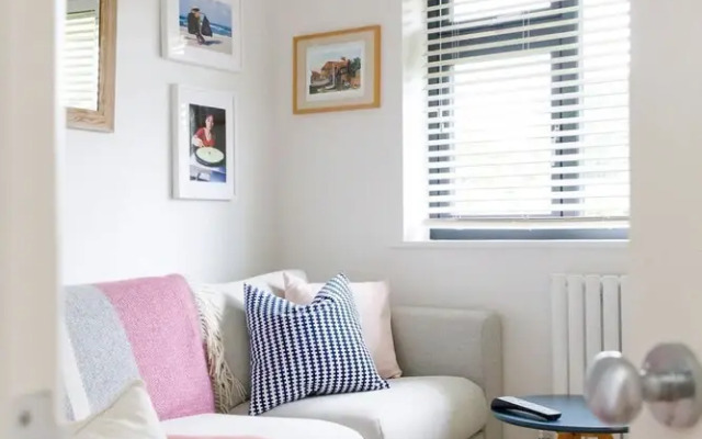 Pretty Coastal Home in Bosham Close to Water