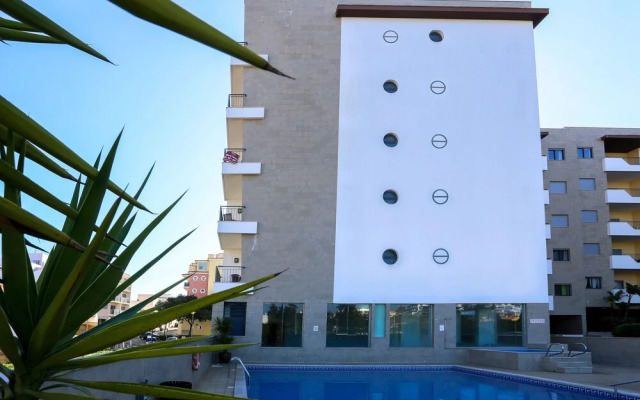 3-bedroom Apt, Sleeps 6, Pool, Gym & Jacuzzi