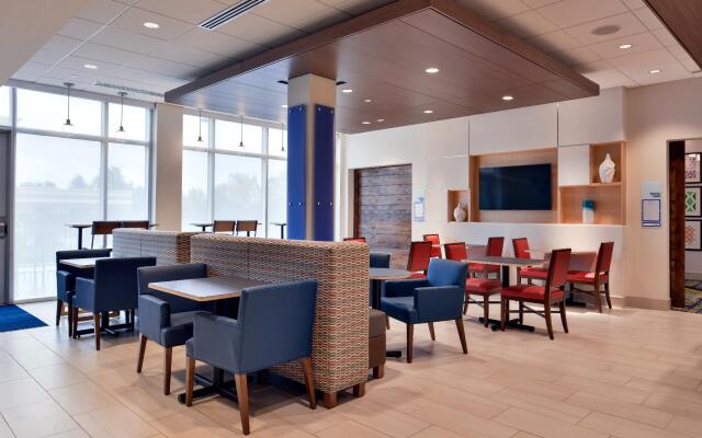 Holiday Inn Express & Suites Marshalltown by IHG