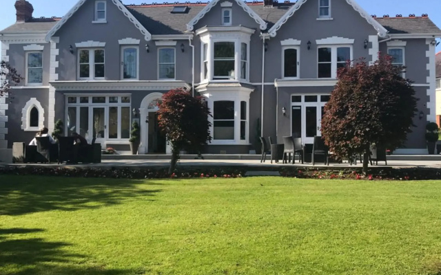 Llwyn Country House