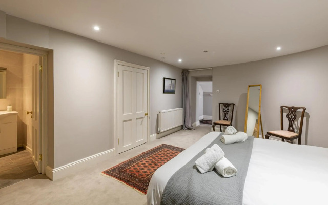 Georgian 3 Bed 3 Bath Central Apartment & Parking