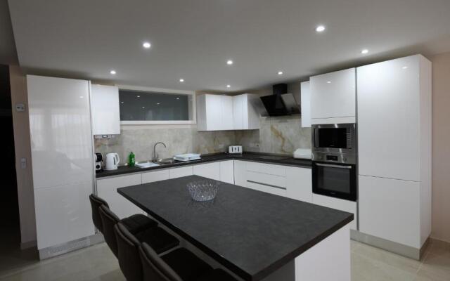 Wileg 4B Luxury Two Bedroom Apartment with Shared Swimming Pool.
