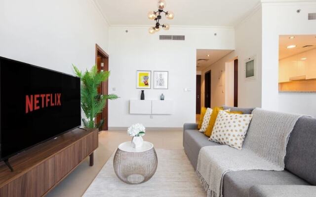 Lush & Bright, A Stroll Away From Burj Khalifa