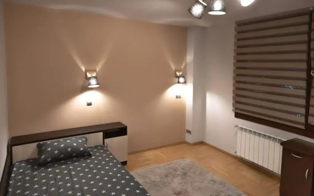 Very Spacious & Modern 2Bed near Airport & Centre