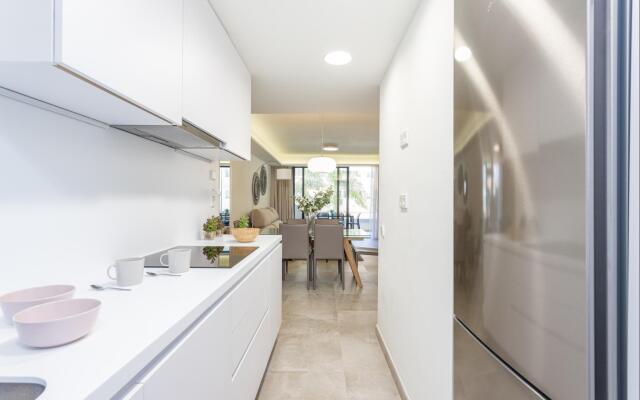 Blue Infinity Luxury Apartment by GHR Rentals