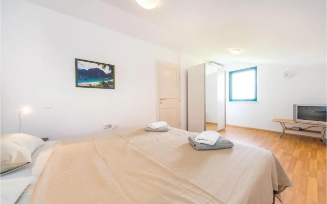Three-Bedroom Apartment in Privlaka