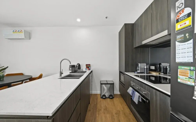 Refined 2-bed With Luxurious Building Amenities