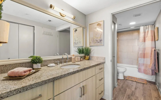 2Br2Ba Next To Jackson Memorial Hospital