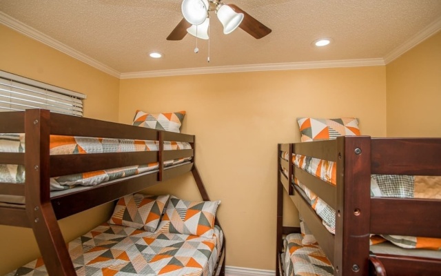 Palm Tree Paradise Luxurious 4 Bd Sleeps 16!