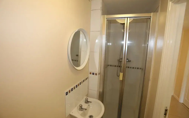 Beautiful 4 beds Hillview House