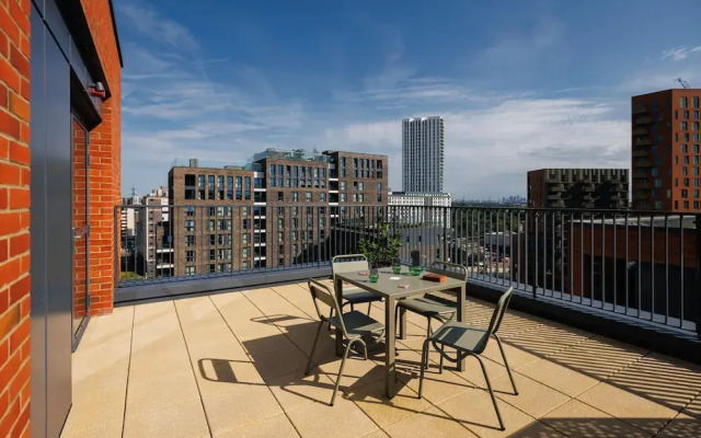 Sophisticated Studio Flat With Rooftop Access