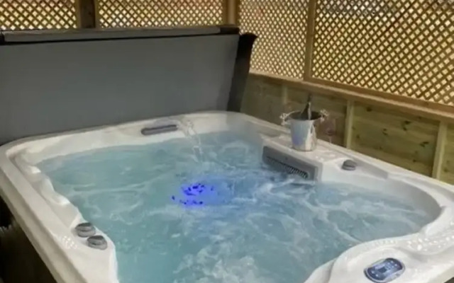 Hollicarrs - Bluebell Lodge