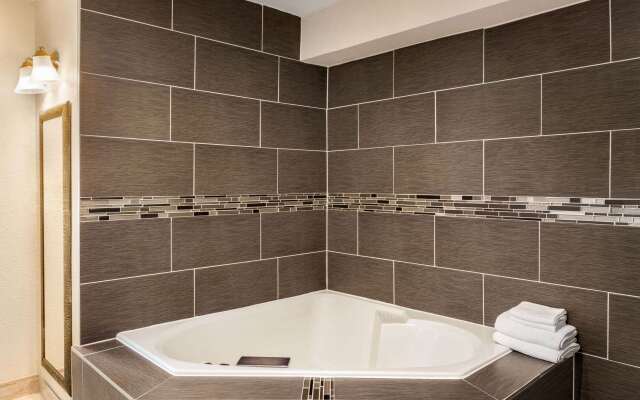 AmericInn by Wyndham La Crosse Riverfront-Conference Center