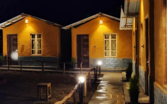 Monkey Mud Hostel And Camps