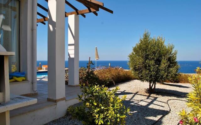 Villa Blue Horizon by Amy Villas