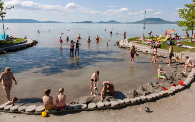 14 férőhelyes ház saját stéggel, játszótérrel Balatonfenyvesen vízparti utcában