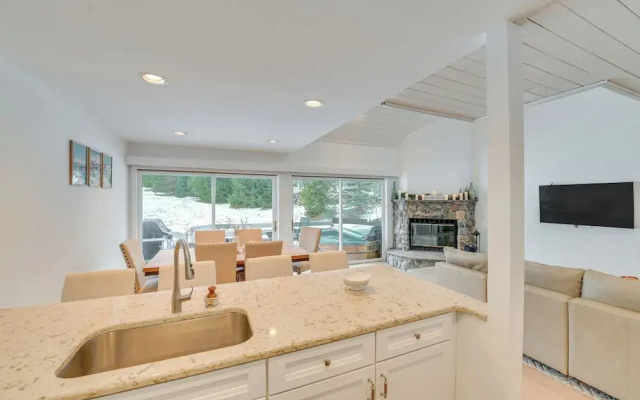 Walk to Ski Lift: Family-friendly Windham Townhome