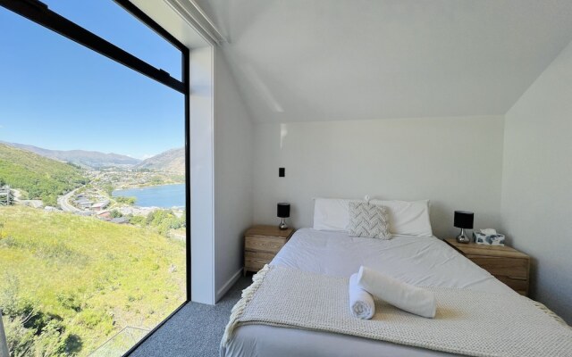 Stunning Lakeview QT Holiday House