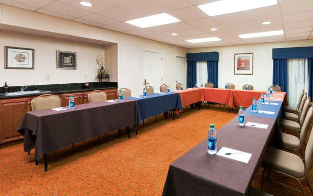 Country Inn & Suites by Radisson, Savannah Midtown, GA