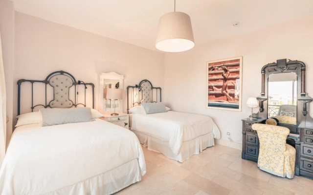 Open and Bright Beachfront Apt at Aquamarina F34