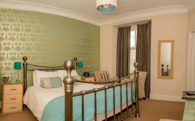 Holly-Wood Guest House