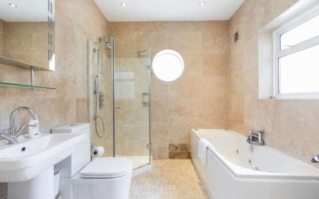 4 Bedroom Flat 4 min Walk From Hammersmith Tube