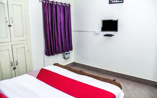 OYO 14606 Holiday Inn