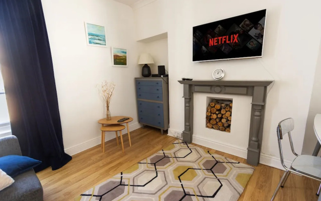 Spacious - Central 2 Bed Apartment