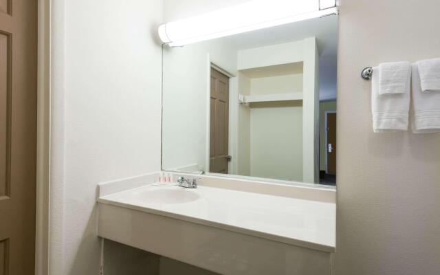 Deluxe Inn & Suites