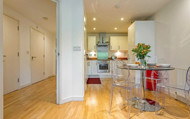 Bright 1 Bedroom Apartment Near London Bridge With Balcony