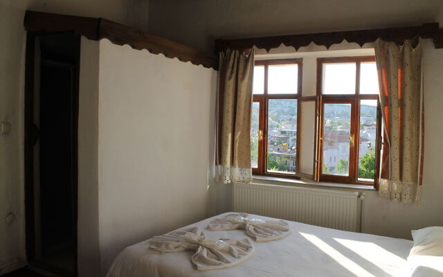 Yasin's Place Backpackers Cave Hotel