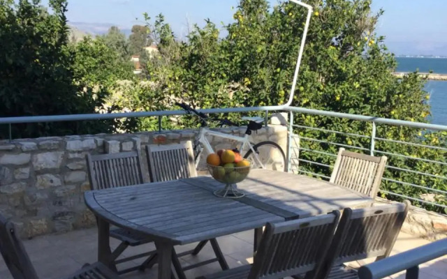 Seafront apartment ΙΙ in Kiveri, near Nafplion.
