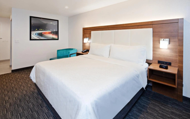 Holiday Inn Express & Suites Hollywood Walk Of Fame