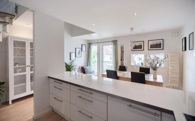 Central top floor apartment