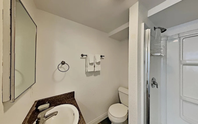 Spacious 2 BR Units at 1849 Condos With Free Pool, Parking & Wifi