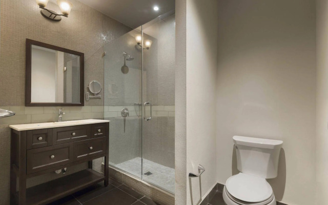 Decanter Hotel