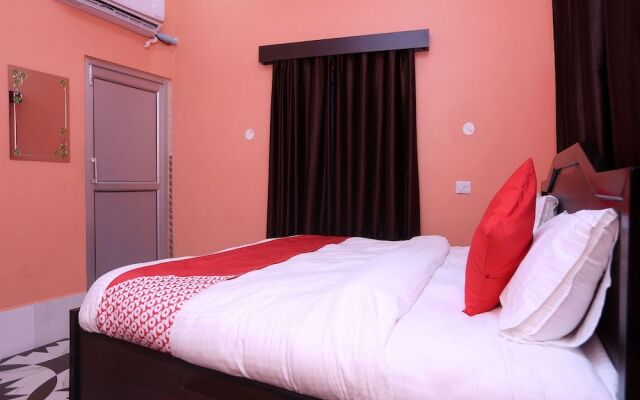 Oyo 22221 Yadav Hotel
