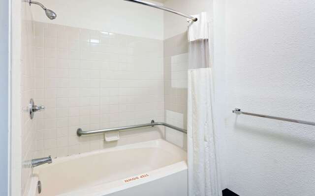 Travelodge by Wyndham College Park