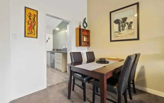 Fantastic Views, Close to Town 2 Bedroom Apartment