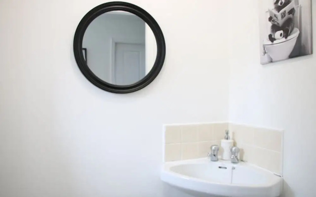 3 Bedroom House Close to City Centre/ Free Parking