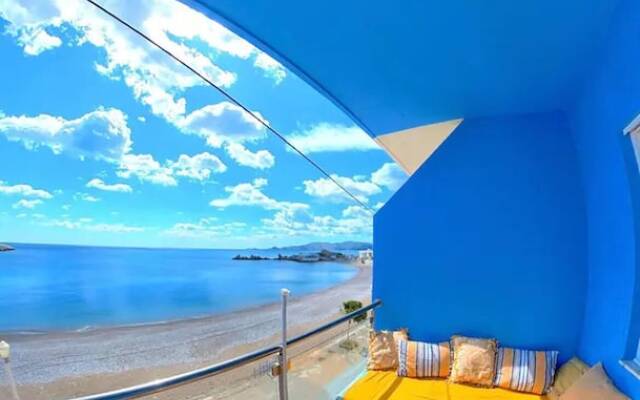 Blue House Beach Apartment - Sleeps 4 & Balcony