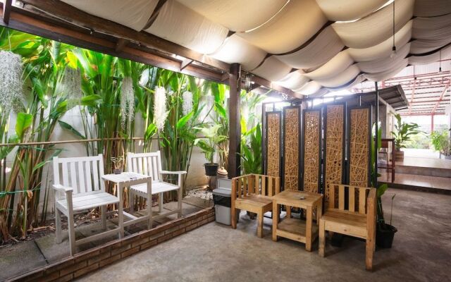 Oyo 708 All Red Hostel Chiang Mai