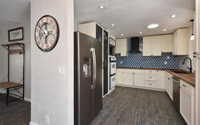 Spacious Updated 2 Masters POOL