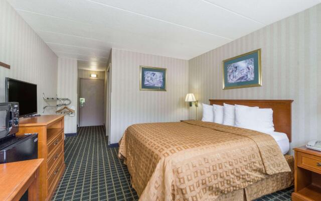 Days Inn & Suites by Wyndham Columbus East Airport