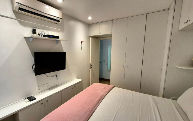 Apartamento com serviços a 300 metros do mar