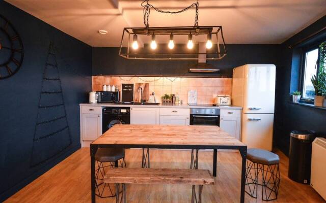 Contemporary 2 Bedroom Midland Mews Apartment