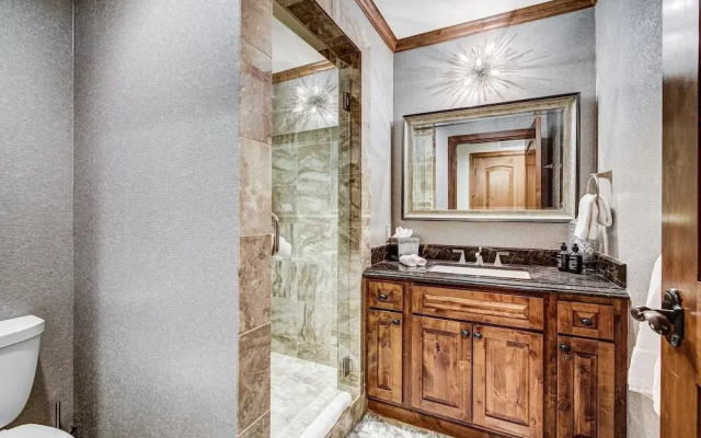 2 BR Ritz-Carlton Chic Décor Valley Views Condo by RedAwning - Save 20% on 7+ Nights!
