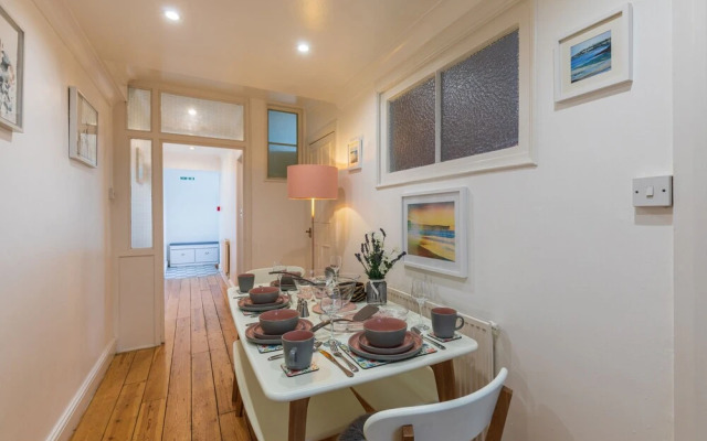 Seafront Apartment Private Garden & Free Parking