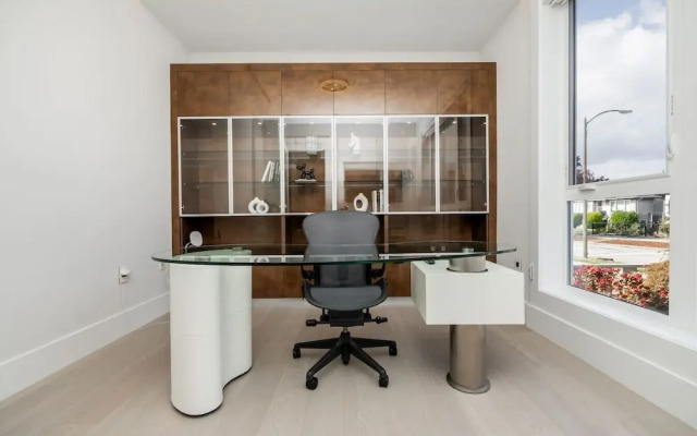 Centrally-located Luxury Home With Views Cinema